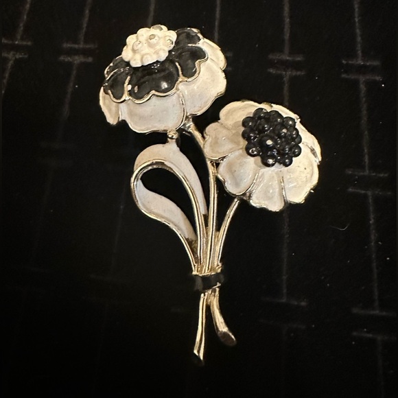 Hollycraft Jewelry - Hollycraft Vintage Black & White Enamel Flower Brooch with Rhinestones